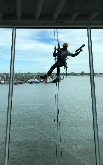 window cleaning above water